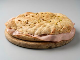 Focaccia, stracciatella mortadella e pistacchio