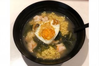 Ramen in brodo con gamberi e uova（鲜虾汤面）