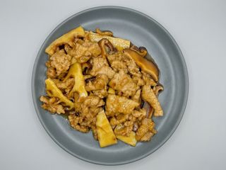 Vitello funghi e bambù（双冬牛肉）