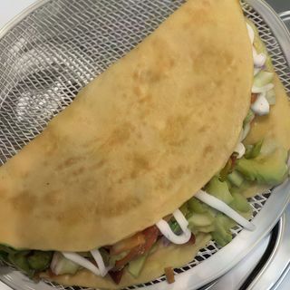 Crêpes insalata, avocado, pomodoro, cipolla crispy, Philadelphia veg