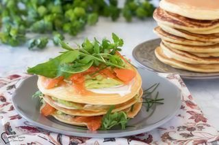 Pancake salmone, Philadelphia, avocado