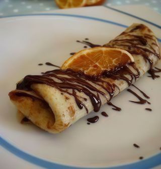 Crema pasticcera, gocce di cioccolato, topping arancia