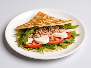 Tonno, mozzarella, salsa tonnata, pomodoro, rucola