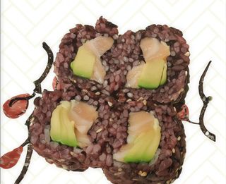 38. Uramaki california con riso nero