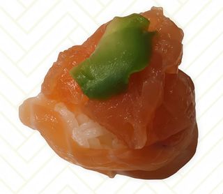 57. Gunkan salmone e avocado 1 pezzo