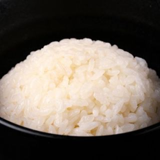 Ciotola di riso bianco condito  