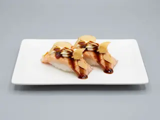Nigiri scottato salmone mandorle