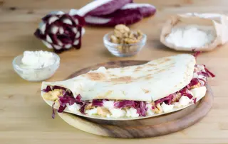 Crema di carciofi , patate al forno , melanzane grigliate, noci tritate