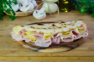 Piadina con cotto arrosto , provola affumicata, crema ai funghi