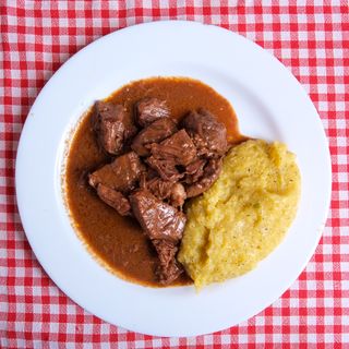 Goulash piccante di manzo e polenta