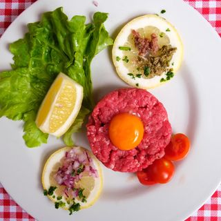 Tartare di manzo con tuorlo d'uovo, aromi e carciofo sott'olio 
