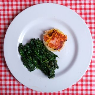Tomino bardato allo speck alla piastra con spinaci