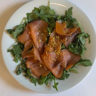 Salmone affumicato, rucola e zest di limone