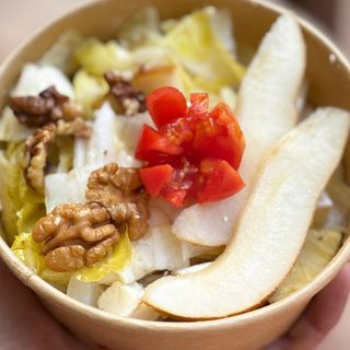 Insalata belga, pere, feta e noci