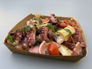 Vassoio con insalata di polpo