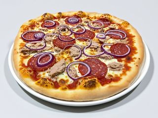 Tonno, salame piccante e cipolla rossa