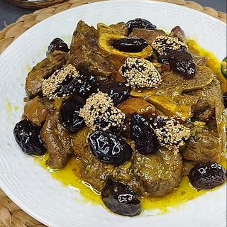 Tagine di manzo con prugne e sesamo in agrodolce 