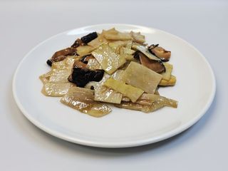 Funghi e bambù saltate