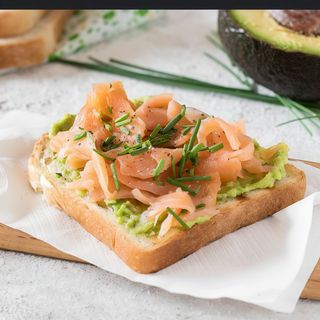 Toast avocado e salmone 