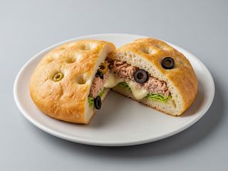 Ciabatta Tonno, olive, formaggio, insalata