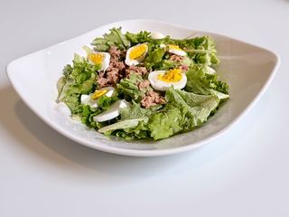 Insalata, uovo, tonno