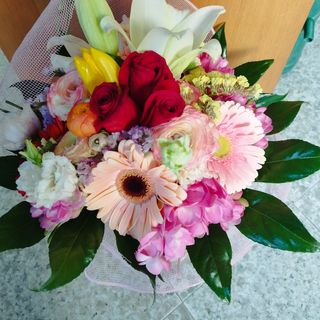 Bouquet con rose, gerbere e fiori misti