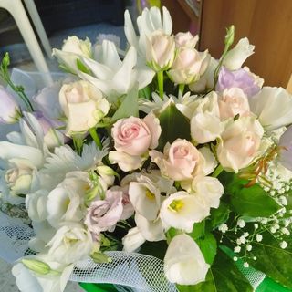 Bouquet di rose e lisiantus