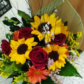 Bouquet di rose e gerbere girasole