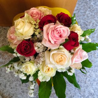 Bouquet di rose a bocciolo grandi e medie