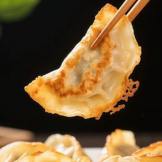 煎猪肉饺 ravioli di carne al griglia