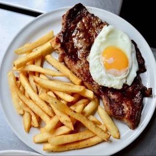 Angus con patatine e uovo fritto