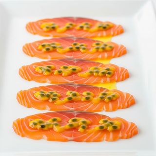 164. Carpaccio frutta passione salmone 5 pezzi