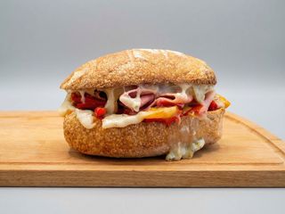 Panino con mozzarella, prosciutto cotto, funghi, olive e grana