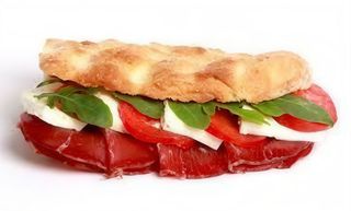 Panino con mozzarella, bresaola, pomodorini, rucola e grana