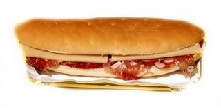 Panino con mozzarella, salame piccante, peperoni e gorgonzola