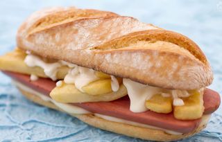 Panino con mozzarella, wurstel, patate, ketchup e maionese