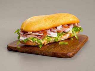 Panino con mozzarella, brie, speck, rucola e pomodorini