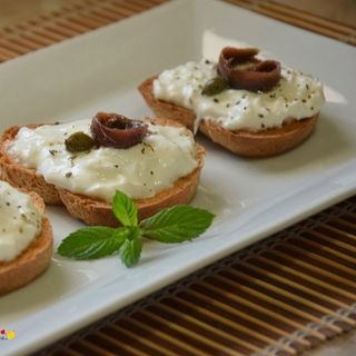 Crostini stracciatella e alici