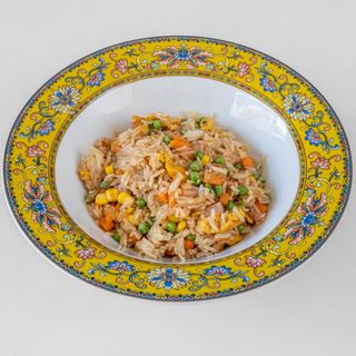 P3. Riso saltato con uova, gamberi, mais, carota e piselli