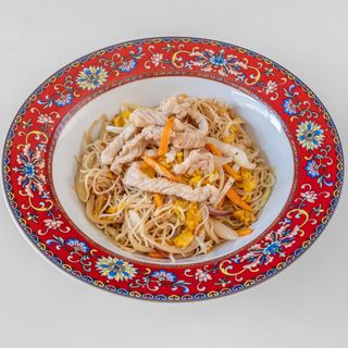 P5. Spaghetti di riso con uova, gamberi, cipolla cavolo e carota