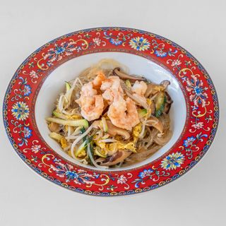 P7. spaghetti di soia con uova , gamberi, funghi shiitake, germogli di soia e zucchine