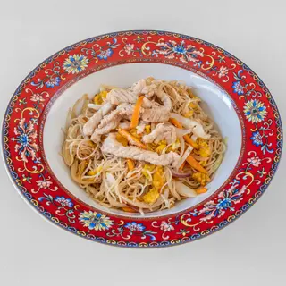 P4) spaghetti di riso con uova, carne di maiale, cipolla cavolo e carota
