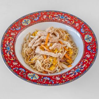 P4) spaghetti di riso con uova, carne di maiale, cipolla cavolo e carota