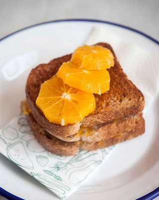 Toast con confettura di arance e zenzero
