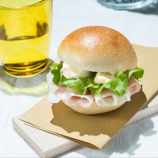 Bun con cotto, insalata e maionese