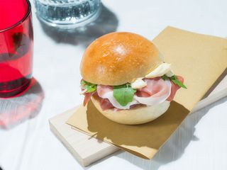 Bun con crudo, insalata e maionese