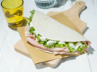 Piadina con cotto, insalata e philadelphia