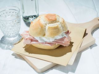 Rosetta con mortadella e stracciata