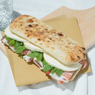 Saltimbocca crudo, rucola e scamorza