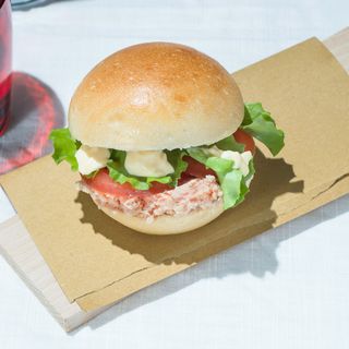 Bun con tonno, insalata, pomodoro e maionese